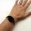 Miniature : bracelet noir en céramique avec élastique sur poignet