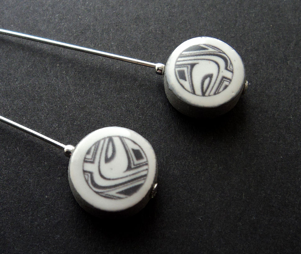 Miniature : boucle d'oreille longue carreaux noir blanc femme blonde bijou graphisme