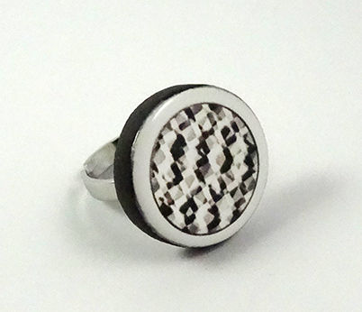 Miniature : bague carreaux noir et blanc en céramique bijou original graphique