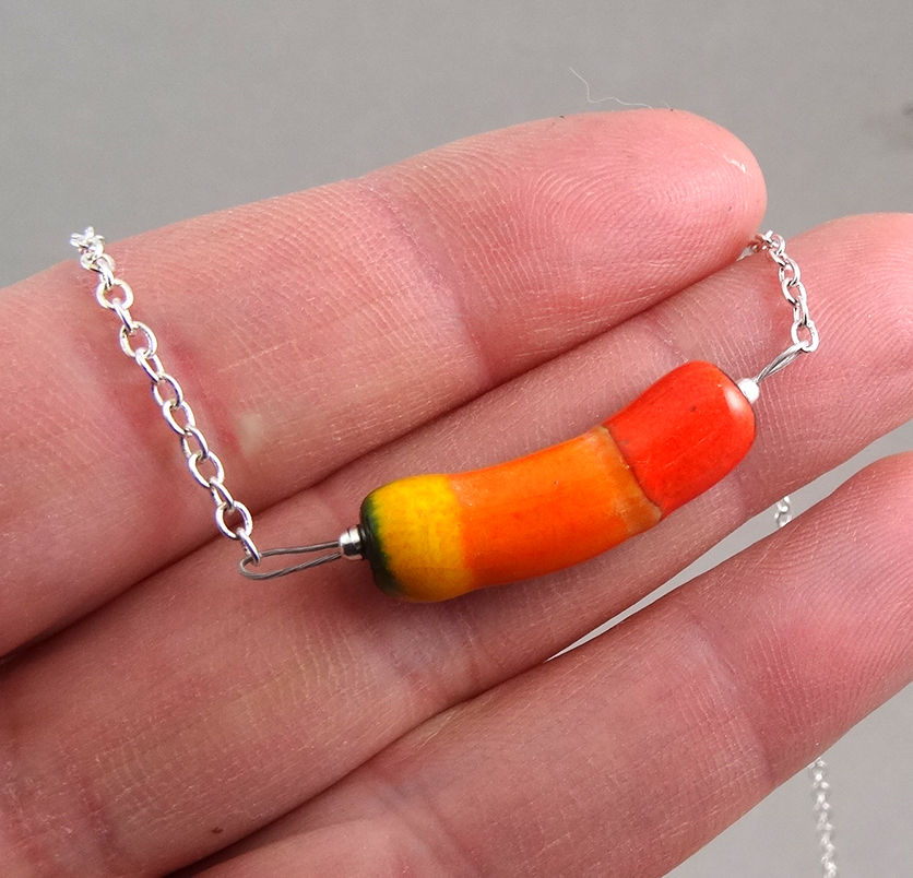 Miniature : petit collier orange sun shine avec chainette argent