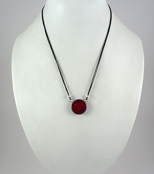 petit pendentif pour femme perle ronde rouge moucheté bordeaux