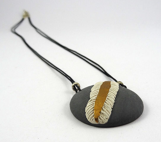 Miniature : collier contemporain en céramique design original médaillon rond or