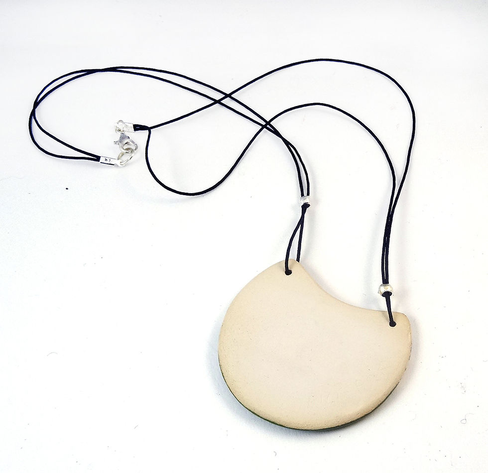 Miniature : collier rouge noir blanc forme lune bijou créateur