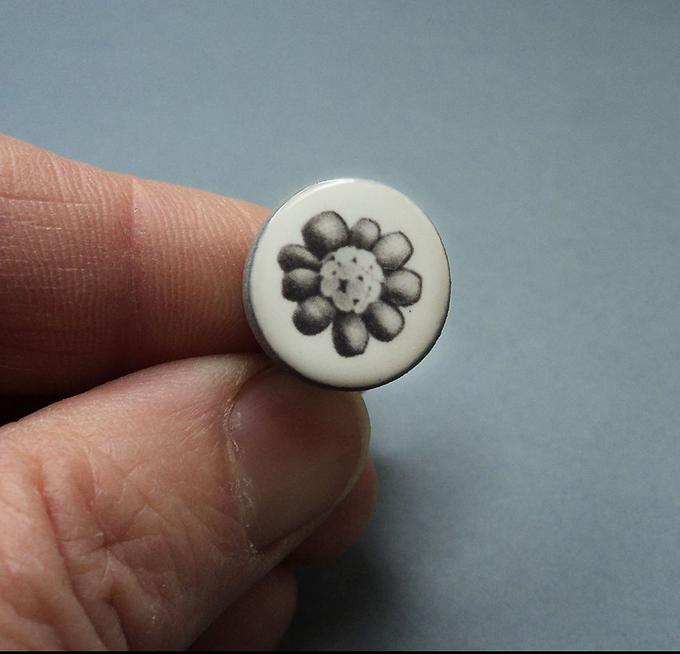 petite bague blanche avec fleur noire sur céramique brillante