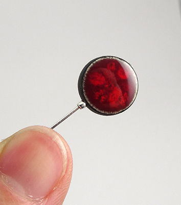 Miniature : longues boucles d'oreilles rondes rouge pois framboise en céramique