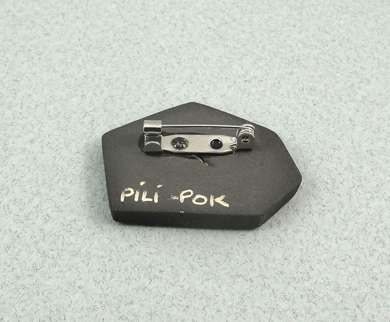 Miniature : broche bijou en céramique signé pili-pok