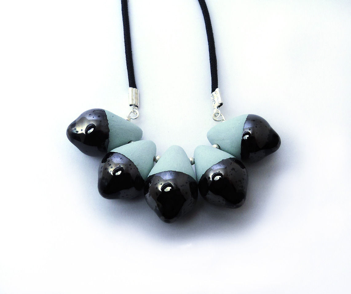 Collier goûttes turquoise et couleur métal brillant en céramique