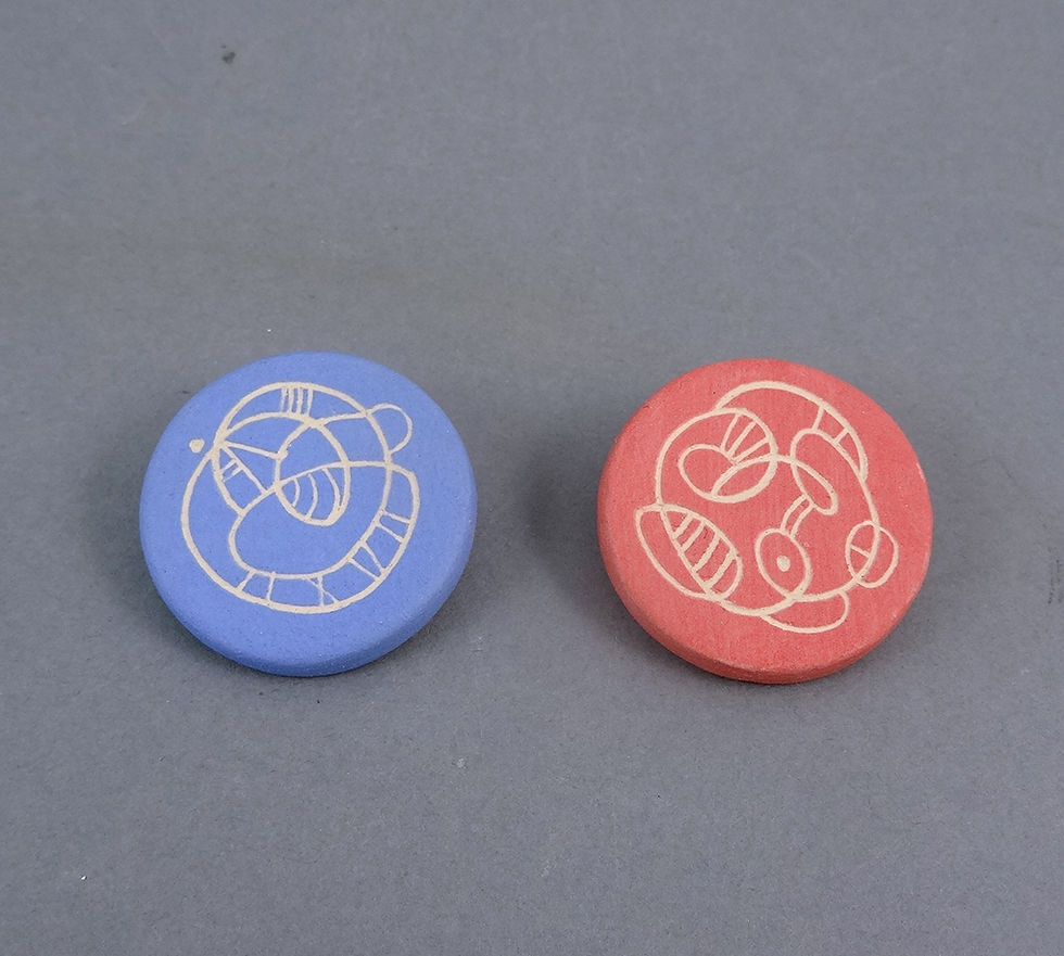 petite broche ronde colorée gravée en céramique