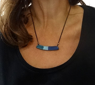 collier plastron bleu original en céramique