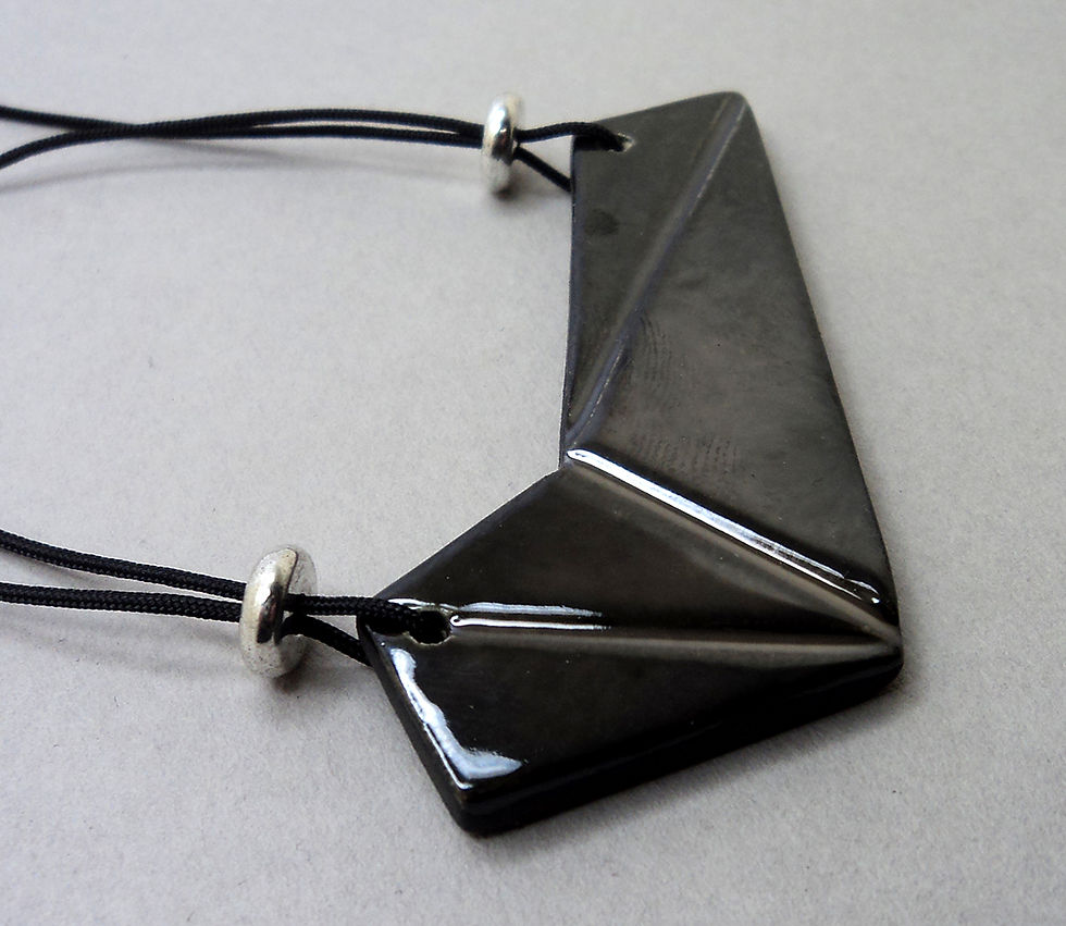 Miniature : gros collier pendentif plastron noir argenté en faïence de lyon