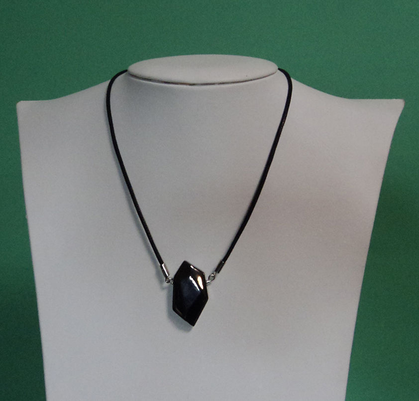 Miniature : Pendentif géométrique taillé façon diamant noir brut en céramique
