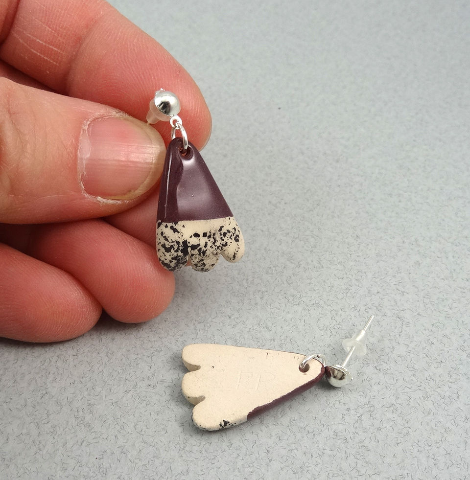 Thumbnail: boucles d'oreilles forme végétale bordeaux blanc