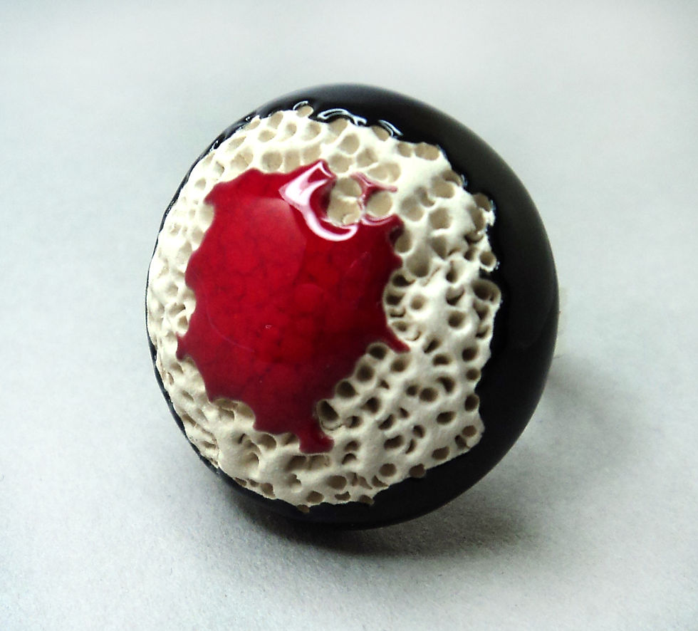 grosse bague chic pour femme ronde noir rouge blanc effets pierre de lave