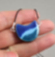 pendentif lune bleu collier en céramique bijou créatrice Lyon