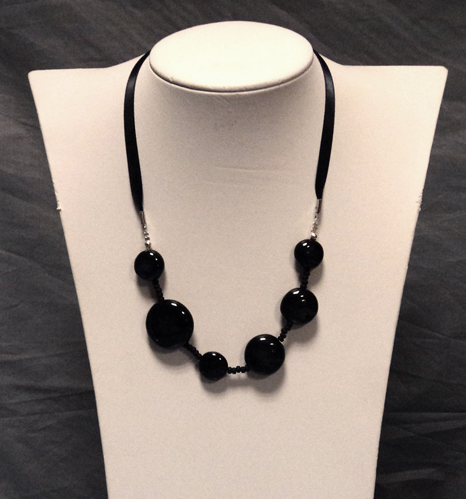 Miniature : collier original en céramique sur buste de femme