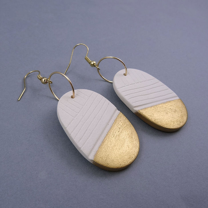 Miniature : longues boucles d'oreilles ovales blanc or en céramique bijou créateur