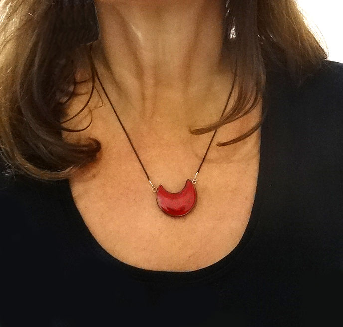 Miniature : collier lune rouge original en céramique artisanale