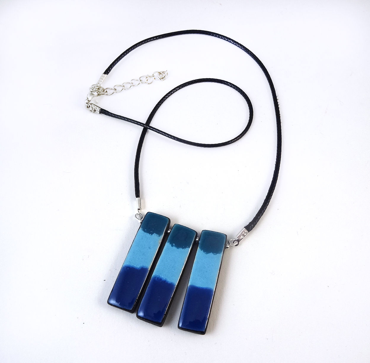 Collier en camaieu de bleu en céramique perles rectangle