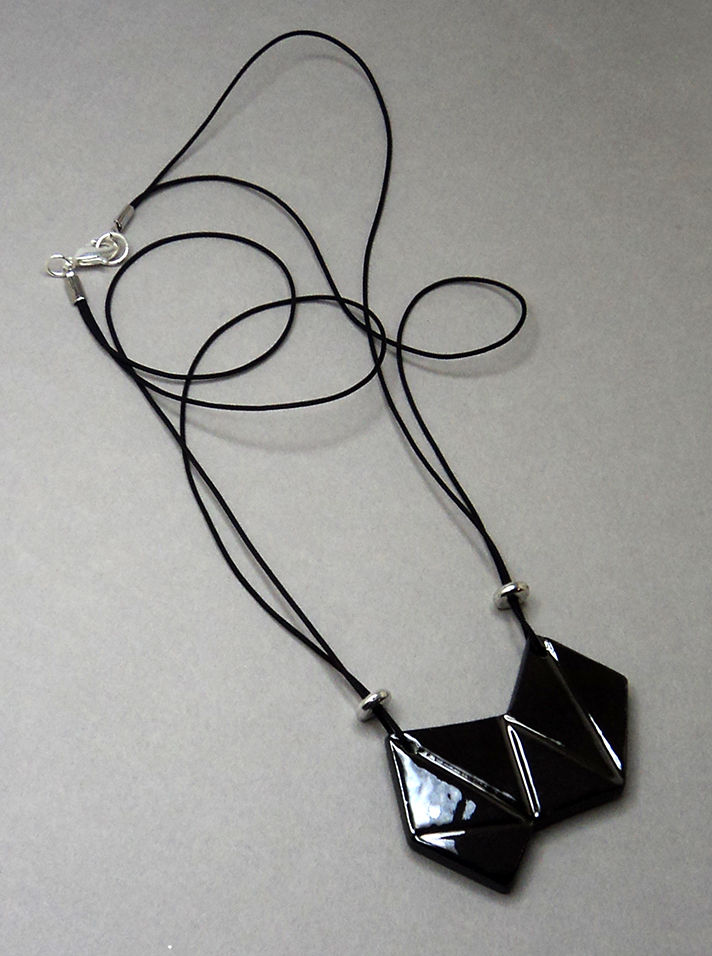 Miniature : collier en céramique forme géométrique bijou créateur forme diamant noir