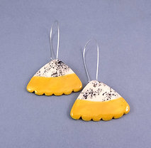 Boucles jaune ou bleu originales forme papillon en céramiqu