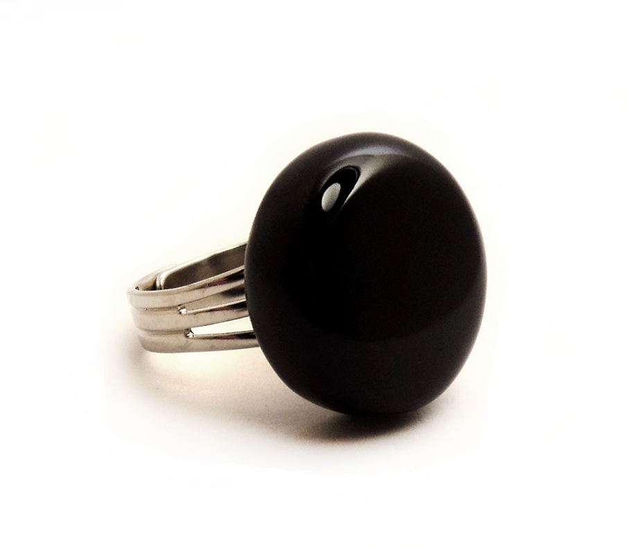 bague ronde noire en céramique émaillée