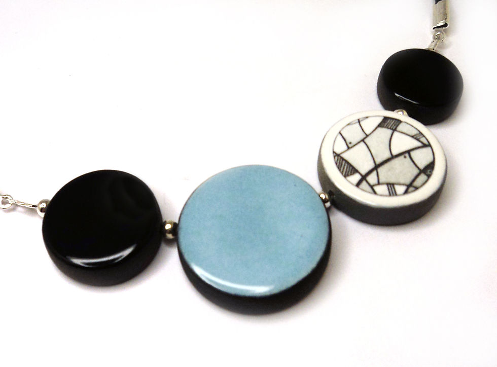 Miniature : Collier bleu en céramique motif noir et blanc
