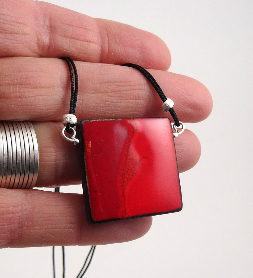Miniature : collier carré rouge vif bijou céramique créateur