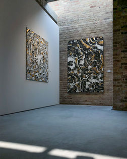 Tim Bengel exhibits organic sand-and-gold artworks at König Galerie, Berlin. The Esslingen-born artist participated in a group show at St. Agnes, attracting collectors and art buyers.