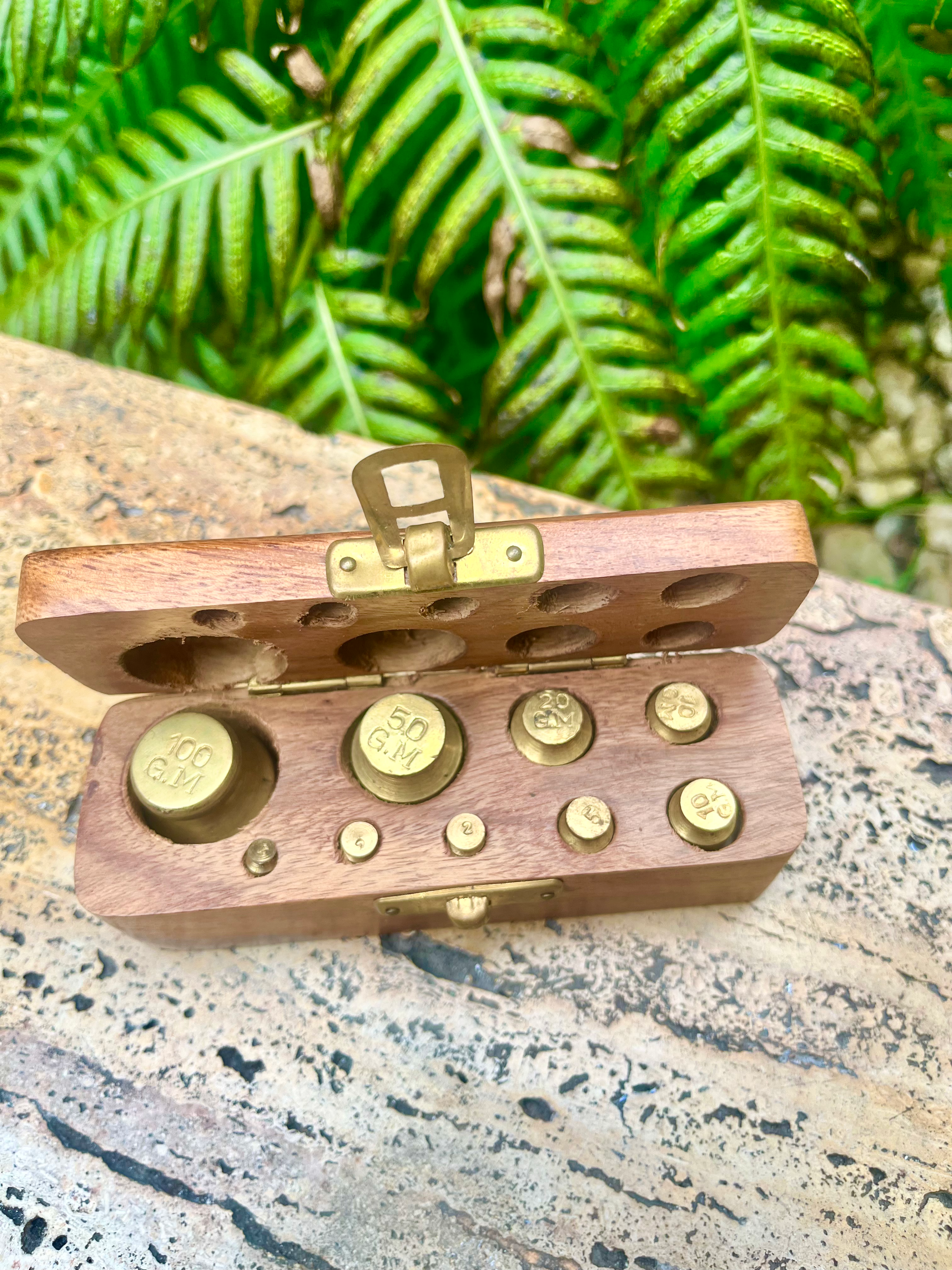 Antigua caja de madera con pesas de precisiòn. Francia