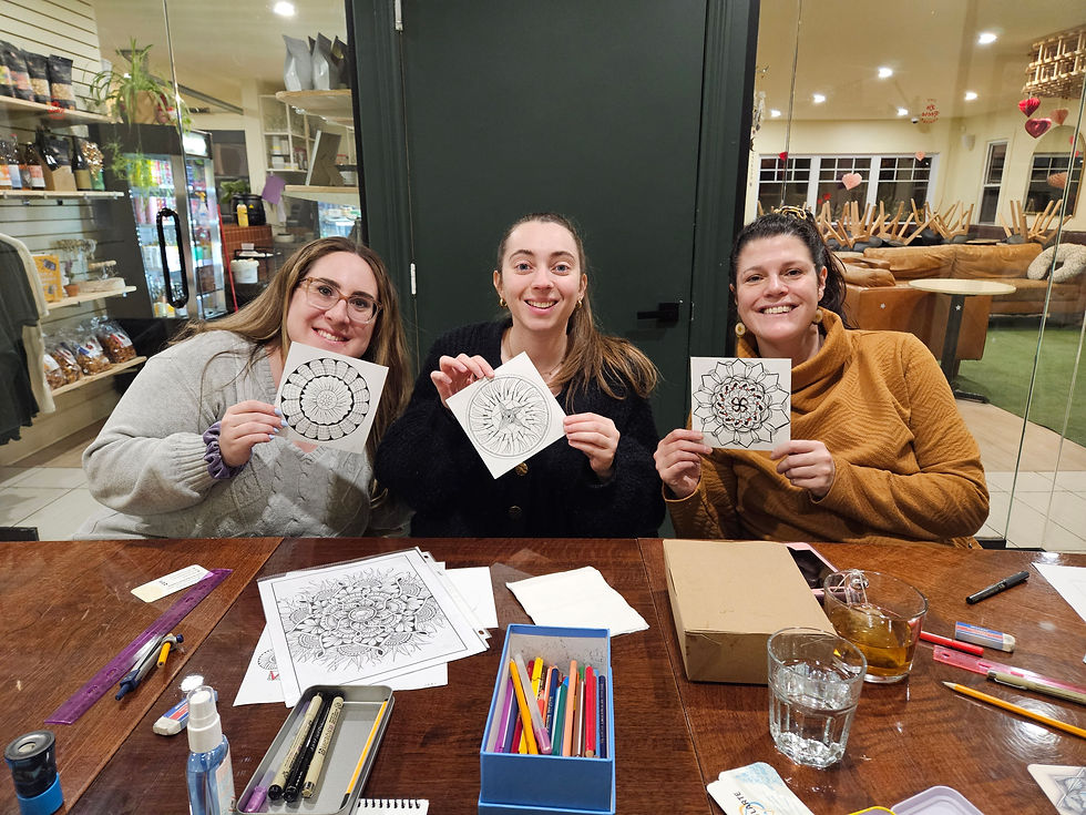 Vue rapprochée d’une personne dessinant un mandala coloré