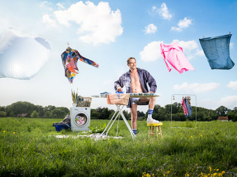 Campagnefotografie voor projectontwikkelaar die humoristisch voor de dag komt.