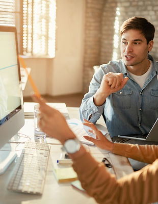 trabajadores-independientes-que-comunican-mientras-trabajan-juntos-pc-escritorio-oficina.j