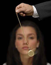 Femme hypnose montre balancement 