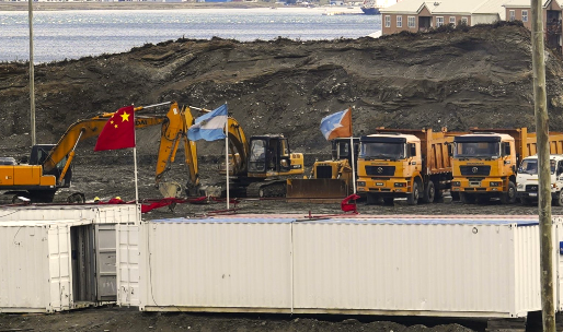 Soberanía pisoteada: Una bandera china más grande que la argentina flamea a orillas del Canal Beagle