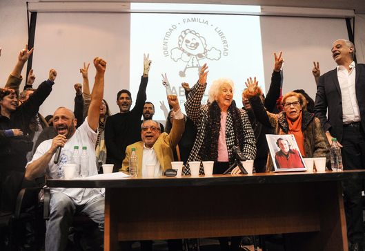 ¡LLORAN LOS LIBERTARIOS! Un nuevo reconocimiento para Abuelas de Plaza de Mayo