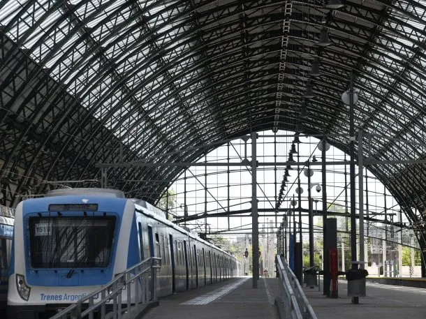 Mientras te distraen con un circo de gritos e insultos en el Congreso, Milei decidió que privatizará los trenes
