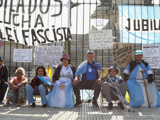 Un grupo de jubilados se encadenó en la Plaza del Congreso en contra del ajuste