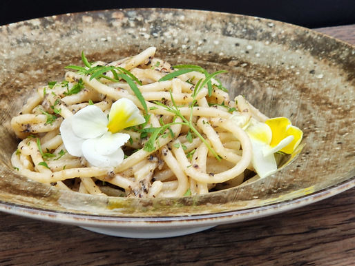 Pici „Cacio e Pepe“ mit Scarmoza und Zitronen-Tagetes