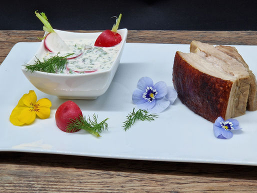 Gerƶsteter Bauch vom Duroc-Schwein mit KrƤuterjoghurt