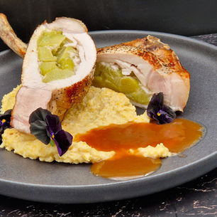 Mit Rhabarber gefülltes Dry Aged Schweinekotelett mit Tessiner Parmesan-Polenta