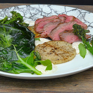 Salat aus Ziegenlende, Bimi, Kohlrabi und Aubergine