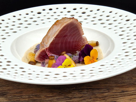 Gebratener Thunfisch auf purple Wild-Blumenkohl mit Kräuterseitling-Cremesauce
