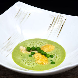 Feine Erbsencremesuppe mit Ricotta-Klößchen