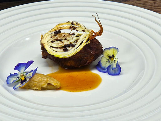Geschmorte SchweinebƤckchen mit Zwiebeln und Senf