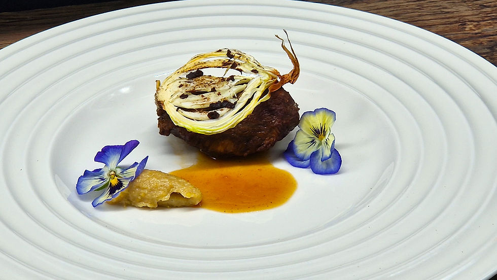 Geschmorte Schweinebäckchen mit Zwiebeln und Senf
