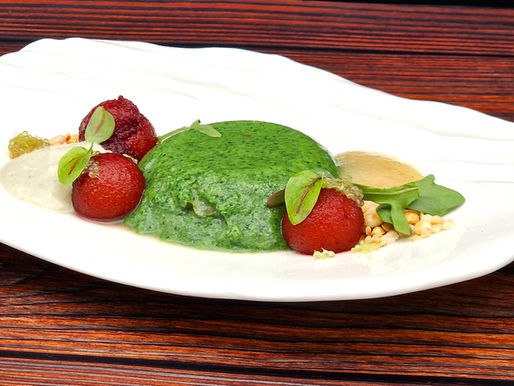 Panna cotta vom Feldsalat mit Zedernusskernen, Birne und Roquefort