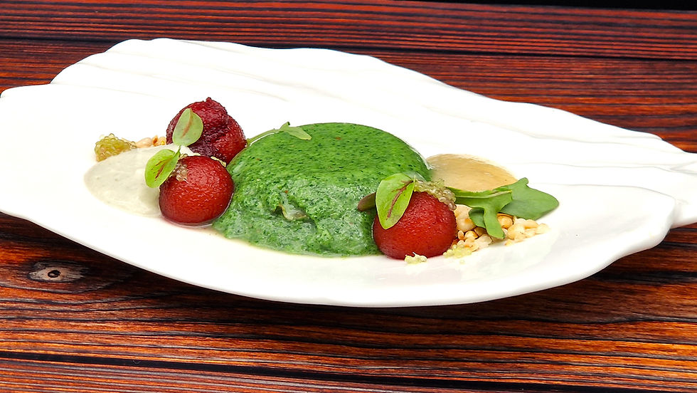 Panna cotta vom Feldsalat mit Zedernusskernen, Birne und Roquefort
