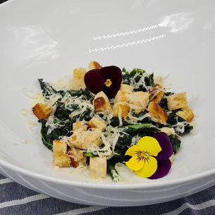 Gebratener Schwarzkohl, Sauerteigbrot-Croûtons und Comté
