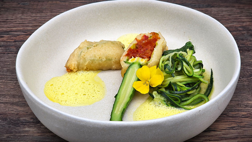 Mit Tomatenconcassée gefüllte Zucchiniblüte in Bierteig auf Safransauce, Zucchini-Spaghetti