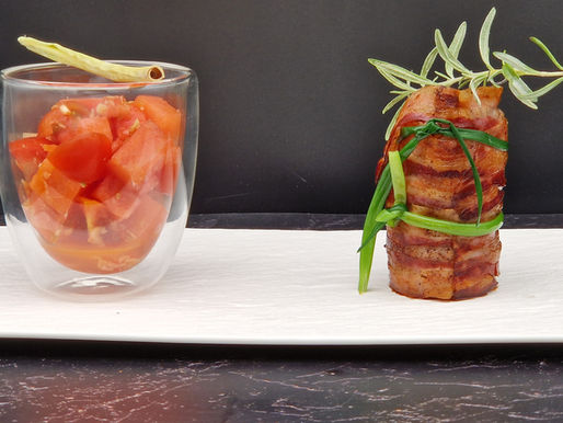 Wildhasenrücken im Speck gebraten mit süß-sauren Tomaten und Wassermelone